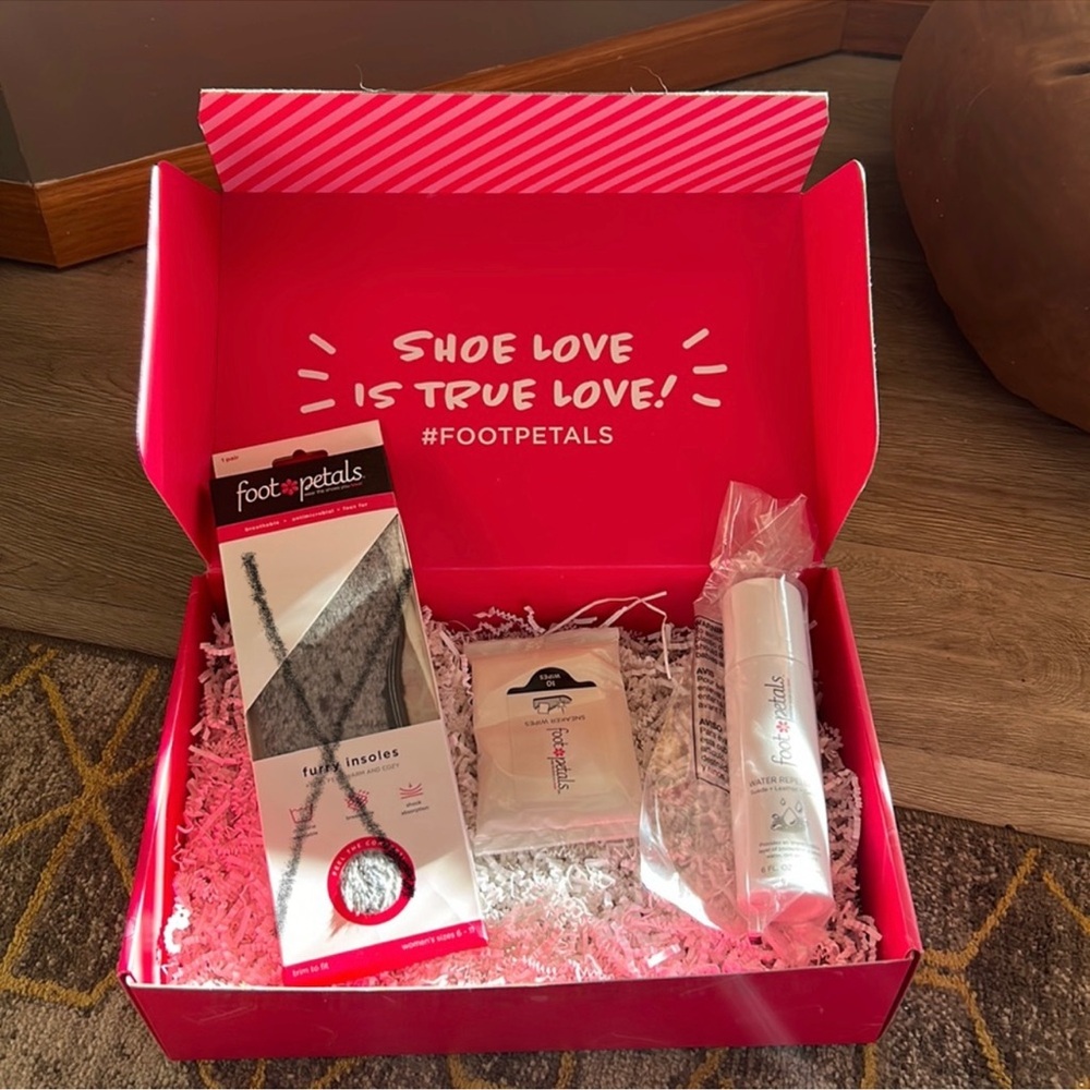 Foot Petals Gift Box Set: Water Repellent Treatment and wipes